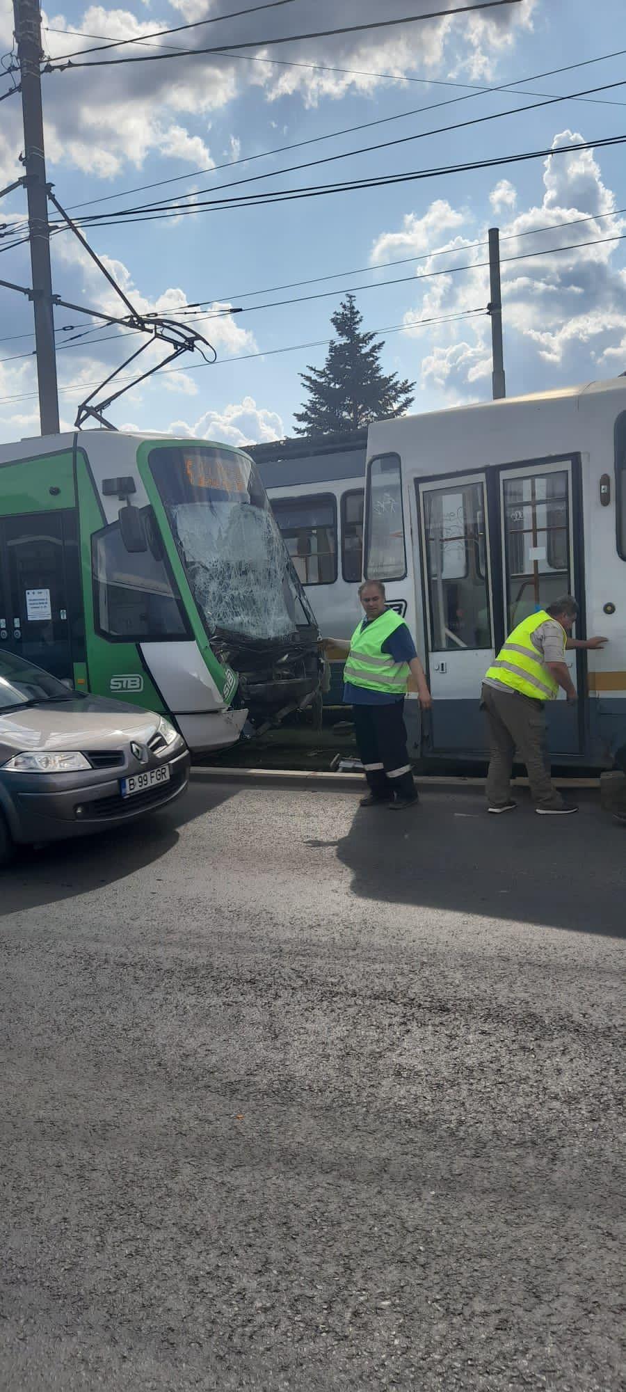 Accident între două tramvaie pe Șoseaua Giurgiului. Unul dintre ele a deraiat. Circulaţia a fost blocată temporar  836466