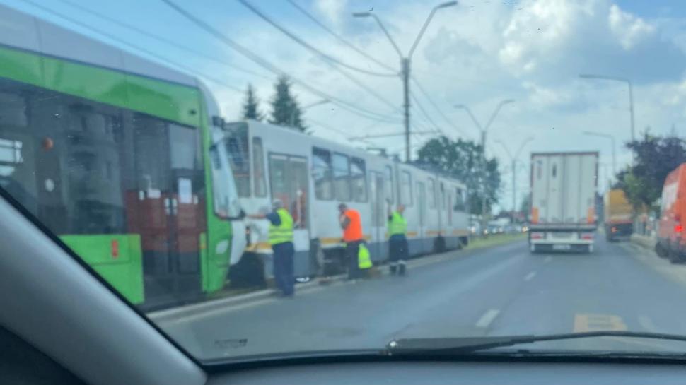Accident între două tramvaie pe Șoseaua Giurgiului. Unul dintre ele a deraiat. Circulaţia a fost blocată temporar  836467