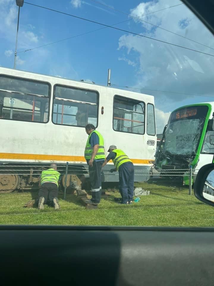 Accident între două tramvaie pe Șoseaua Giurgiului. Unul dintre ele a deraiat. Circulaţia a fost blocată temporar  836468