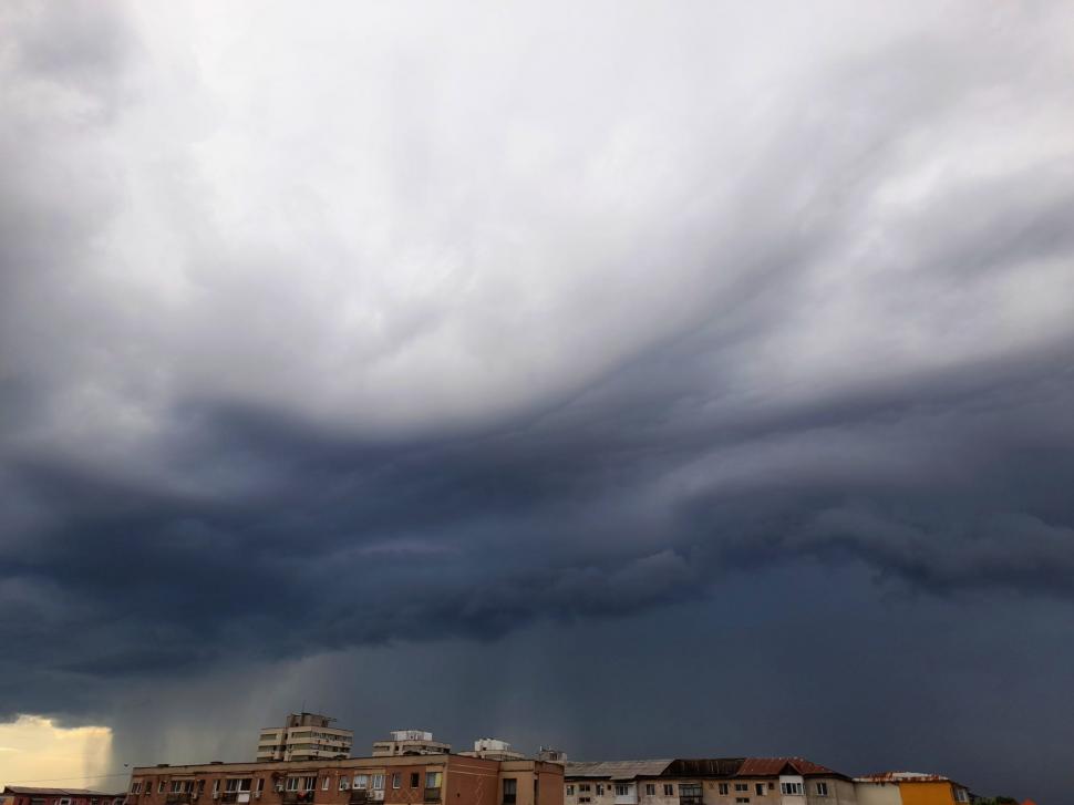 Fenomen spectaculos pe cerul Olteniei. Aşa arată urgia! A fost rupere de nori  836456