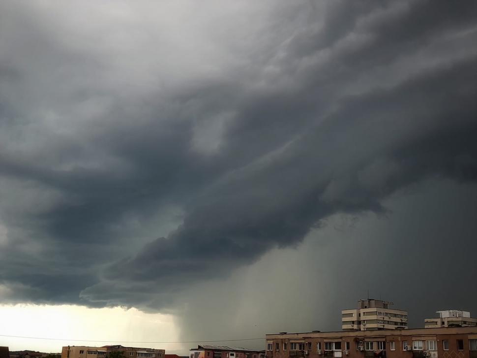 Fenomen spectaculos pe cerul Olteniei. Aşa arată urgia! A fost rupere de nori  836457