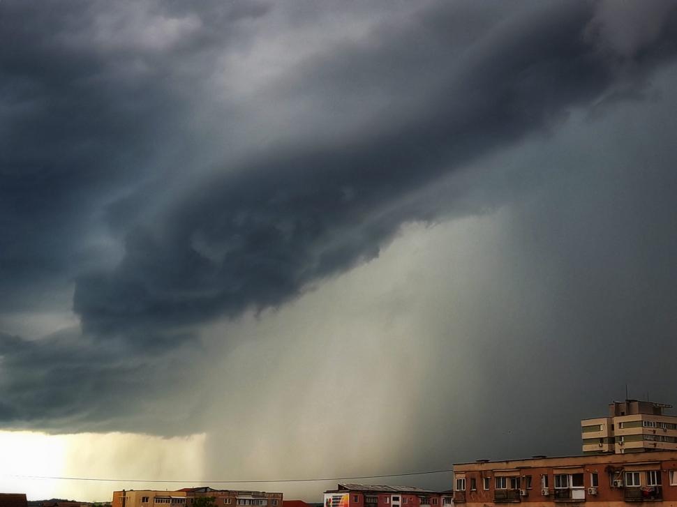 Fenomen spectaculos pe cerul Olteniei. Aşa arată urgia! A fost rupere de nori  836458