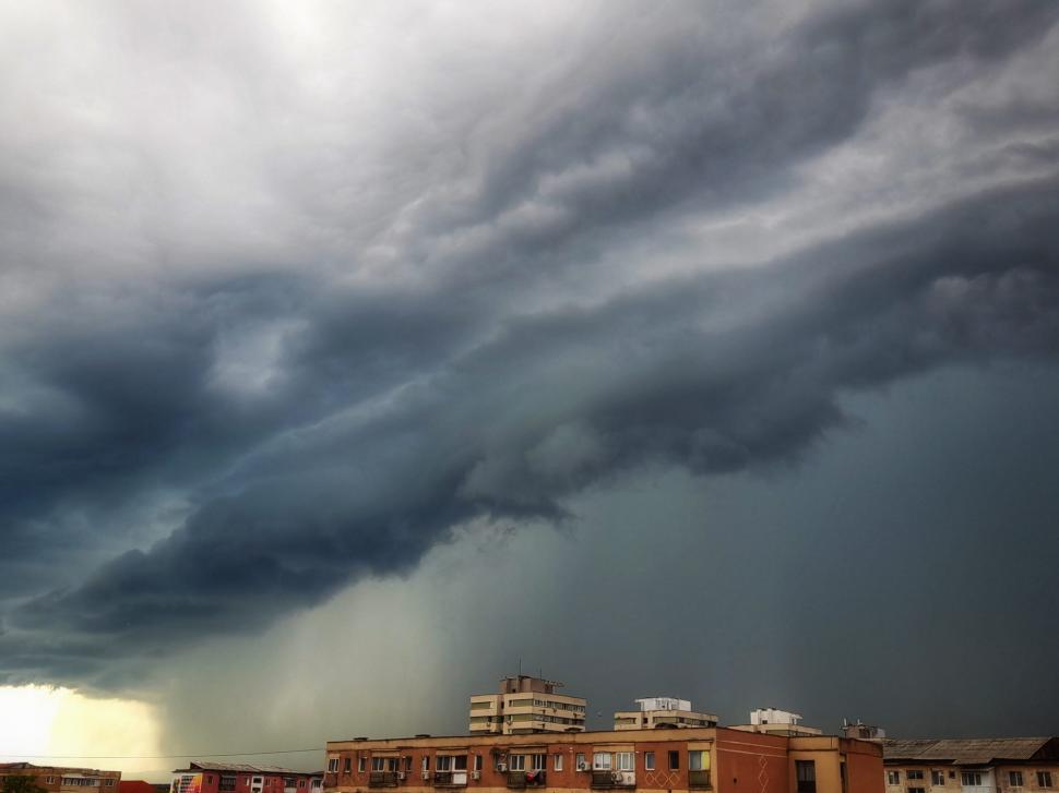 Fenomen spectaculos pe cerul Olteniei. Aşa arată urgia! A fost rupere de nori  836459