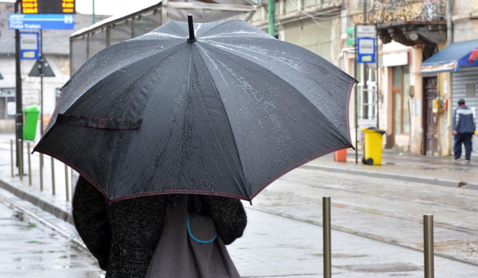 Cod portocaliu de ploi, vijelii şi grindină, în următoarele ore. Judeţele vizate de avertizarea meteo ANM 836567