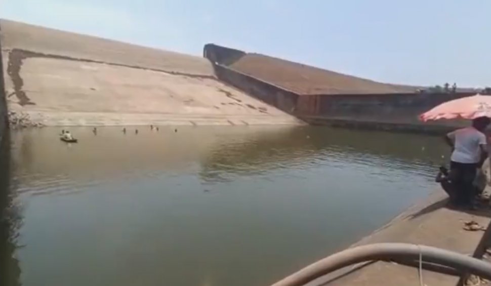Un inspector guvernamental a golit bazinul unui baraj cu milioane de litri, după ce a scăpat telefonul în apă, în India