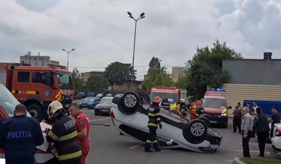 Mașină răsturnată într-o parcare, după ce a fost lovită de alt autoturism, în Constanța 836602