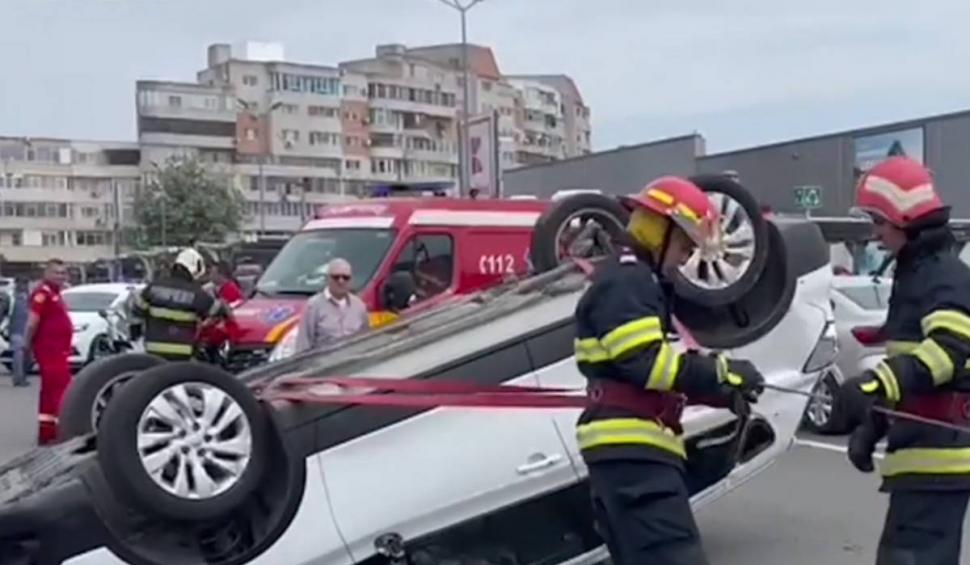 Mașină răsturnată într-o parcare, după ce a fost lovită de alt autoturism, în Constanța 836603