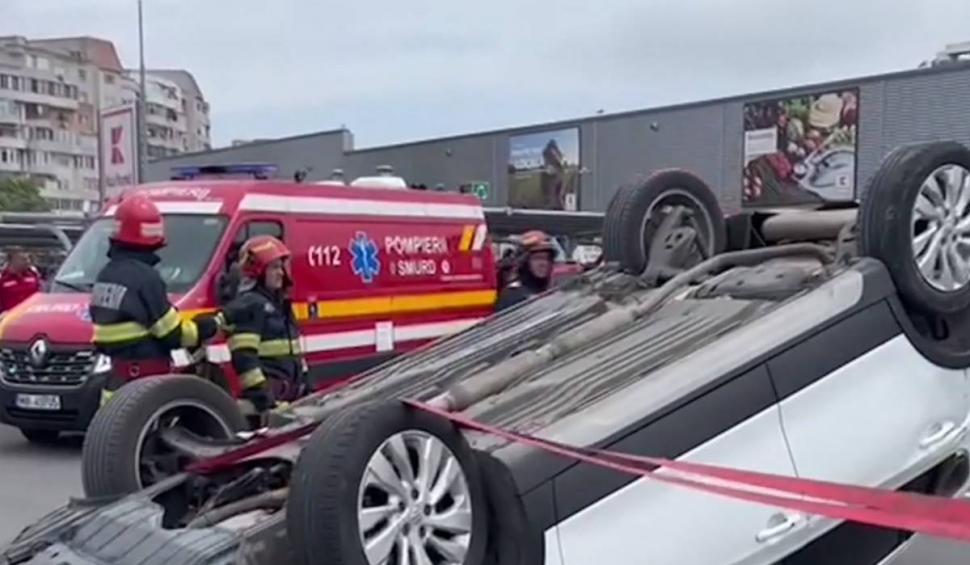 Mașină răsturnată într-o parcare, după ce a fost lovită de alt autoturism, în Constanța 836604