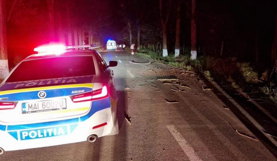 Un tânăr de 21 de ani a murit, după ce maşina lui s-a izbit puternic de un copac de pe marginea drumului, în Tulcea