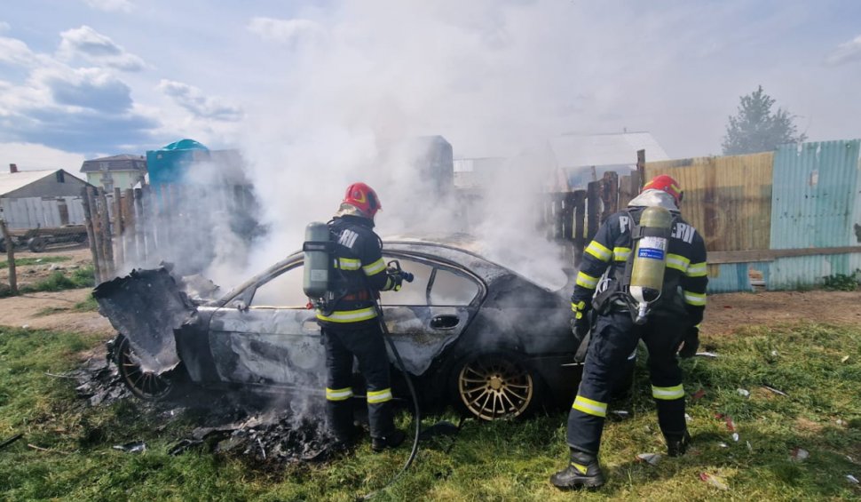 Un bărbat a incendiat mașina fostei iubite a fratelui său decedat, pentru a se răzbuna, în Neamț