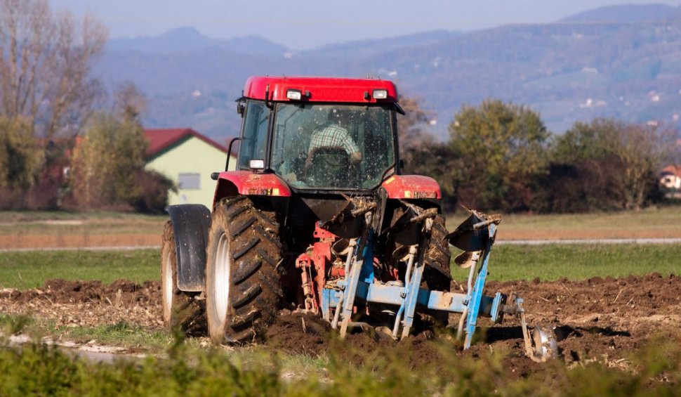 Un bărbat de 46 de ani a murit, după ce a rămas prins sub un tractor cu care s-a răsturnat în Cluj