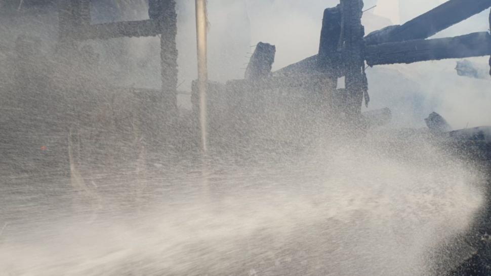 O biserică şi un corp de chilii de la o mânăstire din Suceava, cuprinse de flăcări 836654