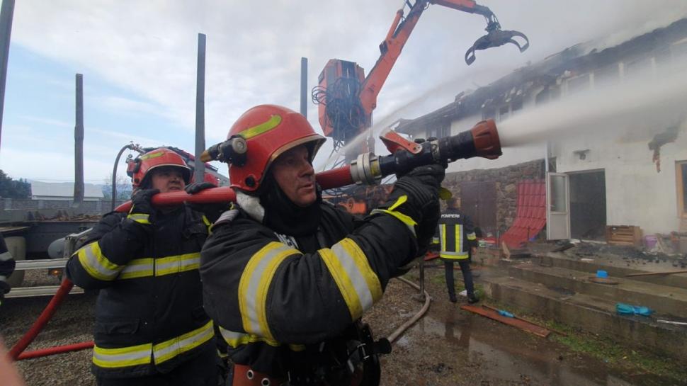 O biserică şi un corp de chilii de la o mânăstire din Suceava, cuprinse de flăcări 836655