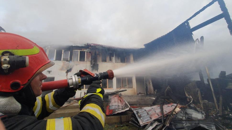 O biserică şi un corp de chilii de la o mânăstire din Suceava, cuprinse de flăcări 836656