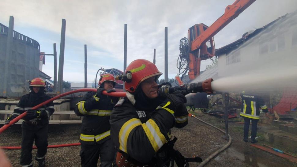 O biserică şi un corp de chilii de la o mânăstire din Suceava, cuprinse de flăcări 836657