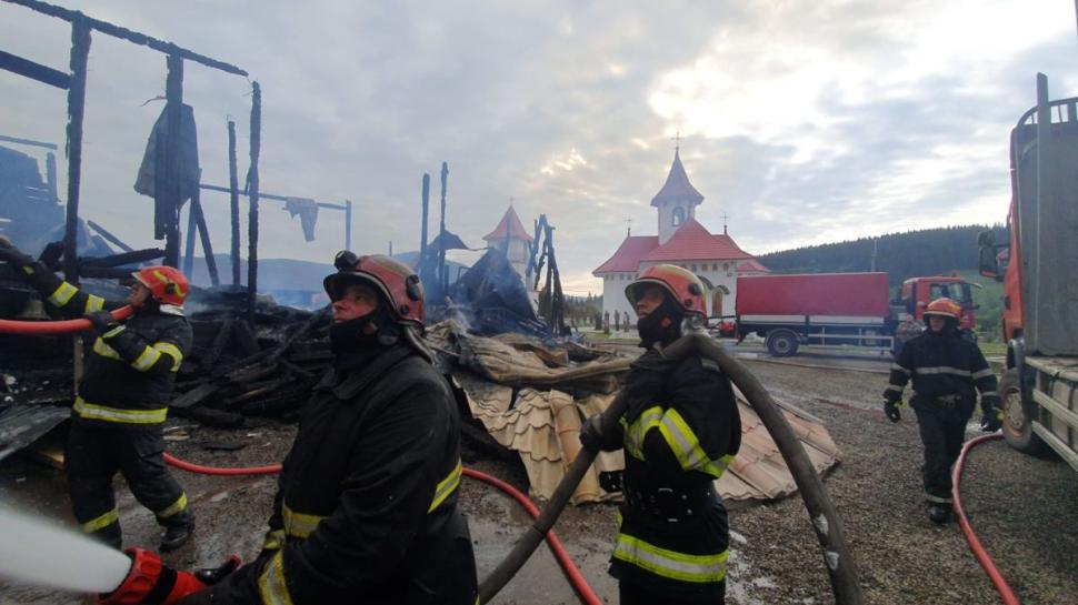 O biserică şi un corp de chilii de la o mânăstire din Suceava, cuprinse de flăcări 836659
