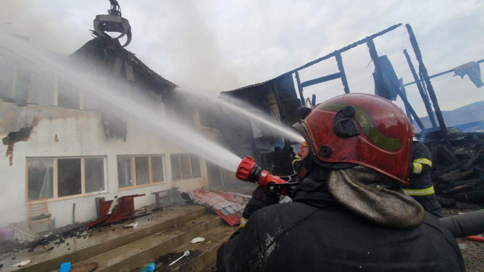 O biserică şi un corp de chilii de la o mânăstire din Suceava, cuprinse de flăcări 836660