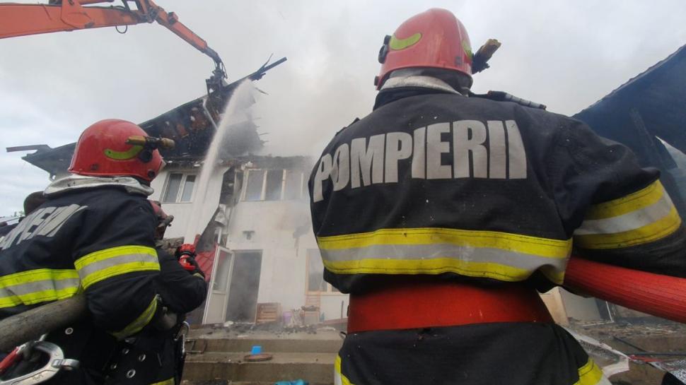 O biserică şi un corp de chilii de la o mânăstire din Suceava, cuprinse de flăcări 836661