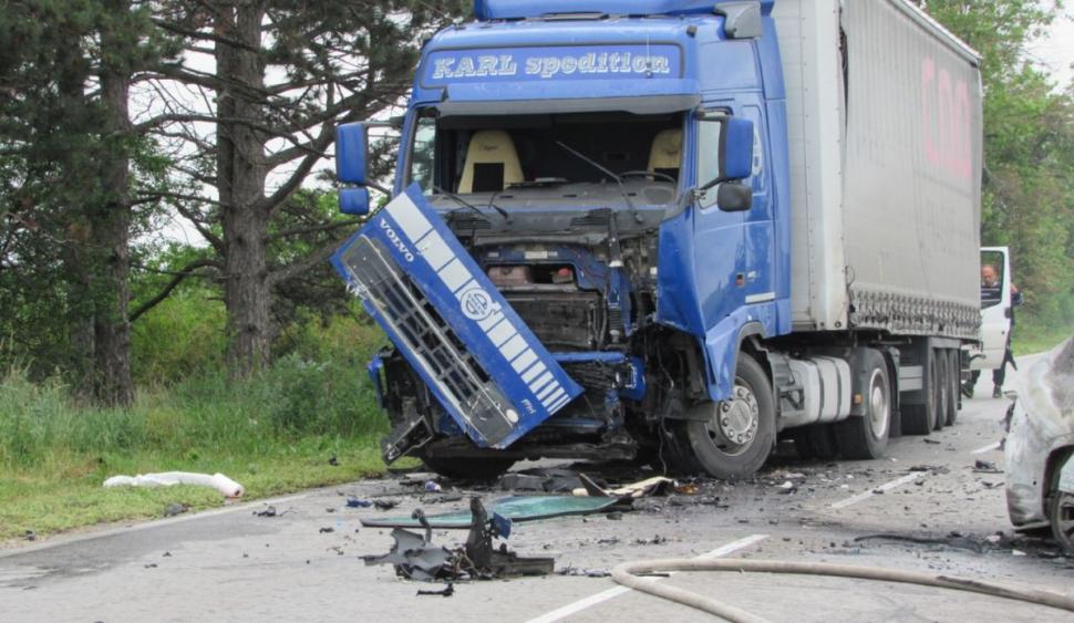 Doi români au murit carbonizaţi într-un cumplit accident în Bulgaria. Maşina lor a luat foc după impactul cu un TIR tot din România 836747