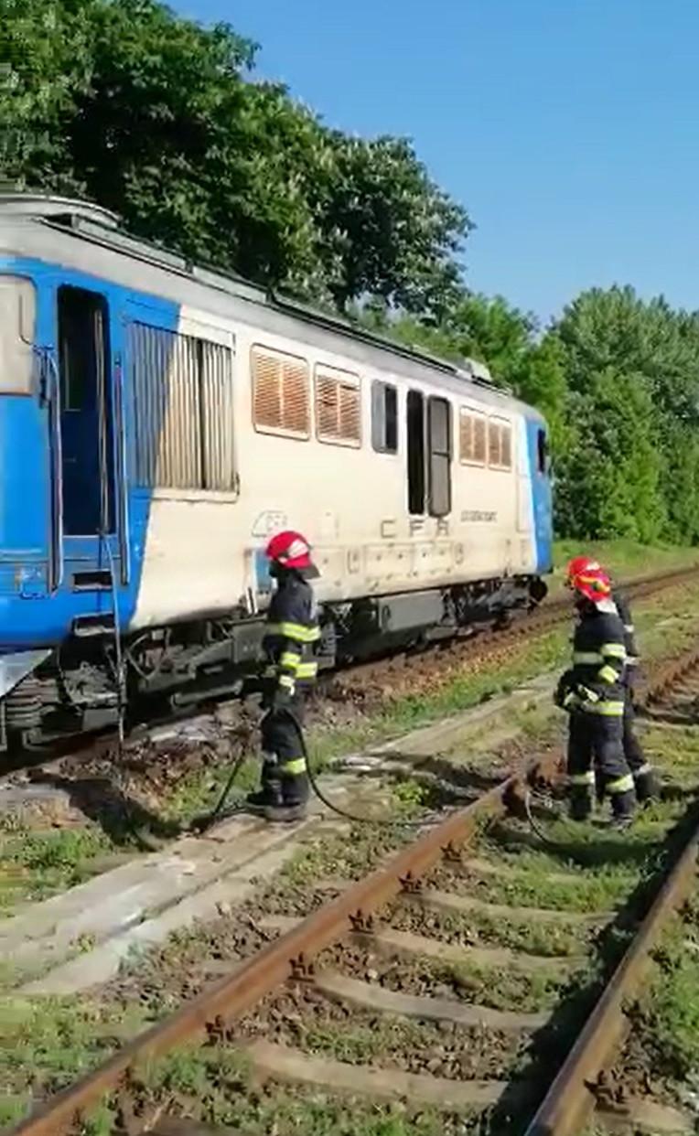 O locomotivă a luat foc în Iași: 200 de pasageri s-au evacuat 836810