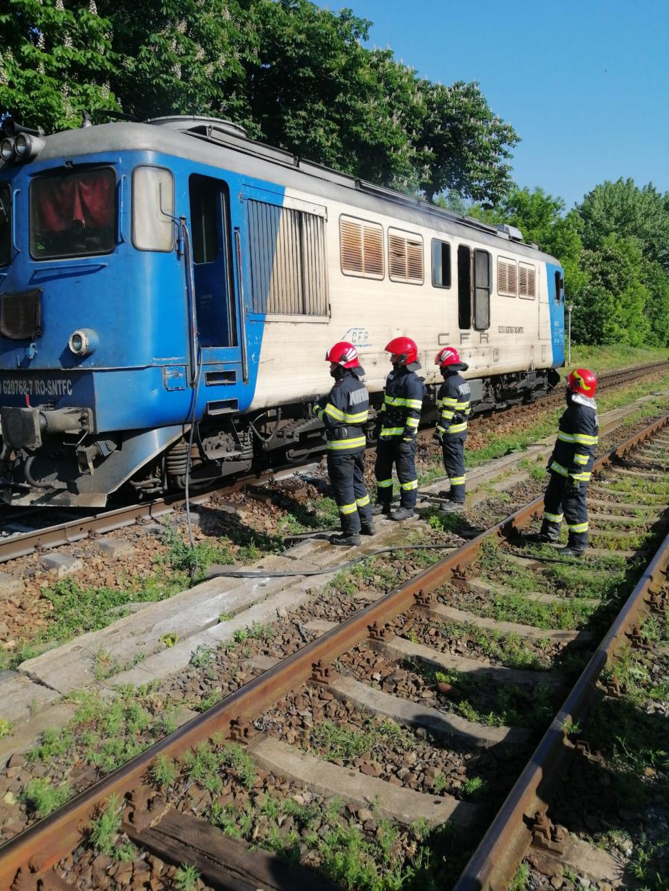 O locomotivă a luat foc în Iași: 200 de pasageri s-au evacuat 836817