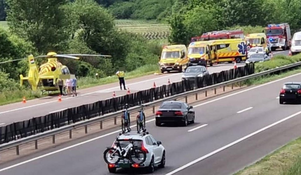 Accident teribil pe o autostradă din Ungaria: Un român mort și 3 răniți, după ce un microbuz înmatriculat în România s-a răsturnat 