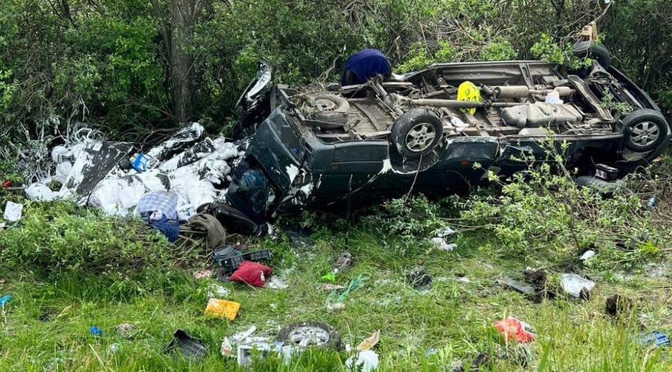 Accident teribil pe o autostradă din Ungaria: Un român mort și 3 răniți, după ce un microbuz înmatriculat în România s-a răsturnat  837134