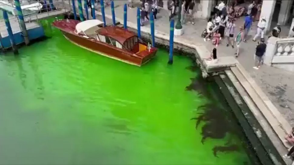 Misterul a fost deslușit! Motivul pentru care apa de pe Marele Canal din Veneția a devenit verde fluorescent