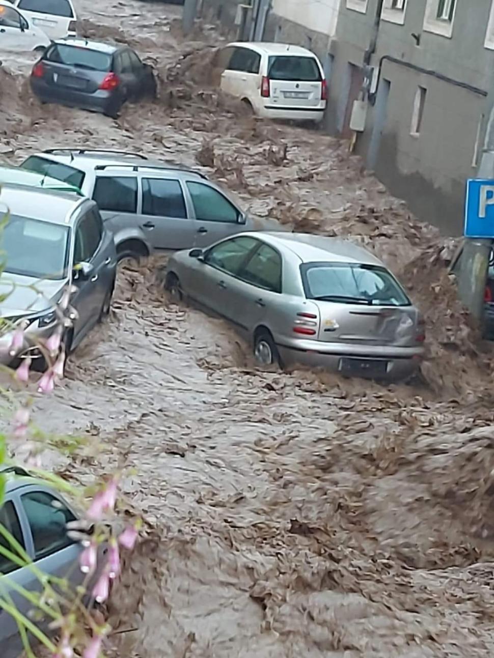 Noi imagini cu inundaţiile devastatoare din ţară | Zeci de gospodării distruse de viitură, maşini luate de ape 837012