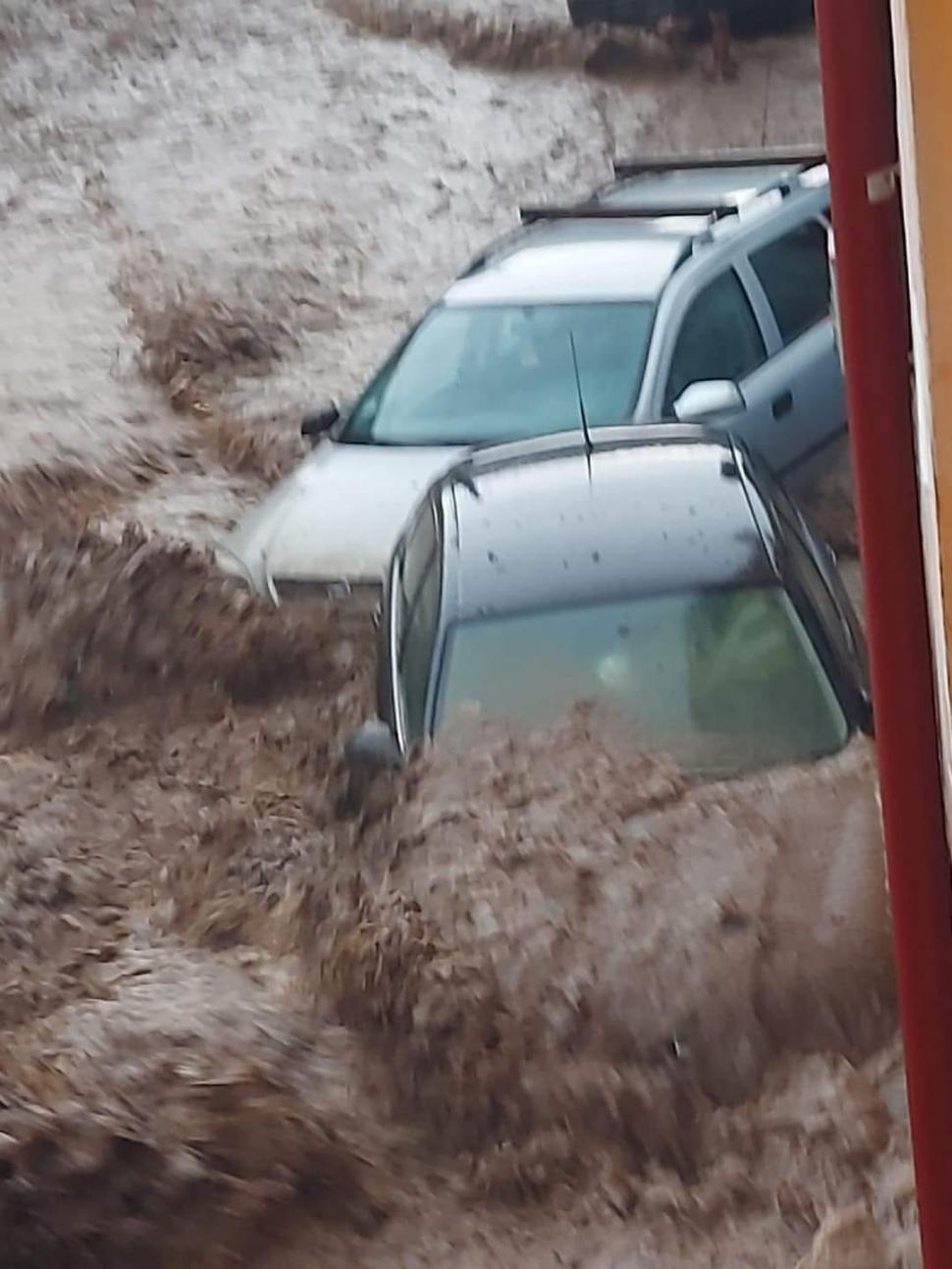 Noi imagini cu inundaţiile devastatoare din ţară | Zeci de gospodării distruse de viitură, maşini luate de ape 837015