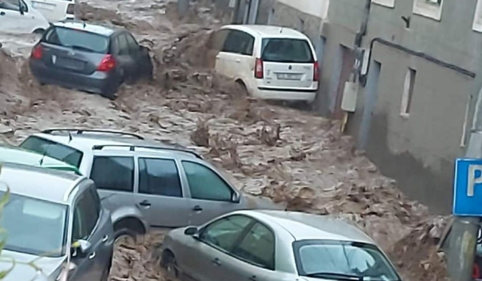Noi imagini cu inundaţiile devastatoare din ţară | Zeci de gospodării distruse de viitură, maşini luate de ape