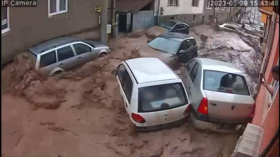 Noi imagini cu inundaţiile devastatoare din ţară | Zeci de gospodării distruse de viitură, maşini luate de ape 837026