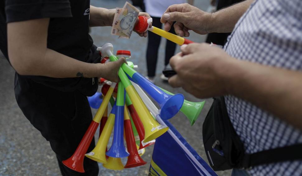 Protestul profesorilor, raiul vânzătorilor ambulanţi. Cu cât s-a vândut o vuvuzea azi, în Piaţa Victoriei 837198