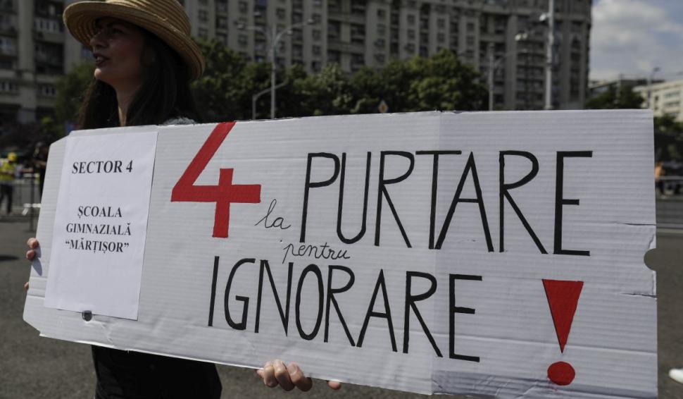 Protestul profesorilor, raiul vânzătorilor ambulanţi. Cu cât s-a vândut o vuvuzea azi, în Piaţa Victoriei 837201