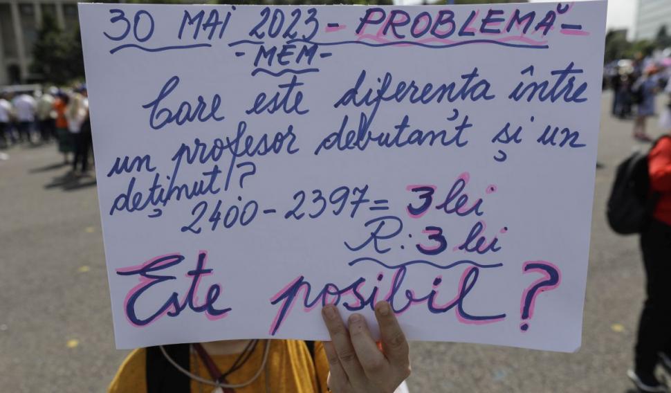 Protestul profesorilor, raiul vânzătorilor ambulanţi. Cu cât s-a vândut o vuvuzea azi, în Piaţa Victoriei 837203