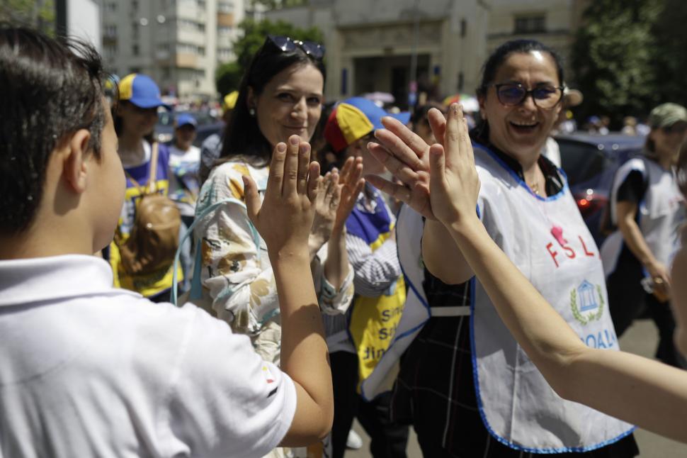 Protestul profesorilor, raiul vânzătorilor ambulanţi. Cu cât s-a vândut o vuvuzea azi, în Piaţa Victoriei 837204