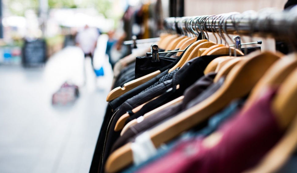 Reinventează-ți stilul cu ajutorul hainelor second-hand – de ce se cumpără online acum?