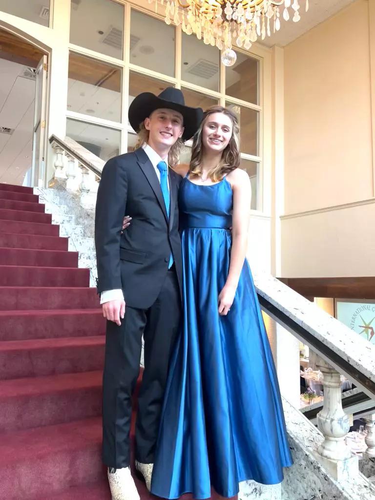 Cum arată acum Dylan, fiul Nadiei Comăneci | Tânărul s-a fotografiat alături de iubita sa şi de părinţi 837327