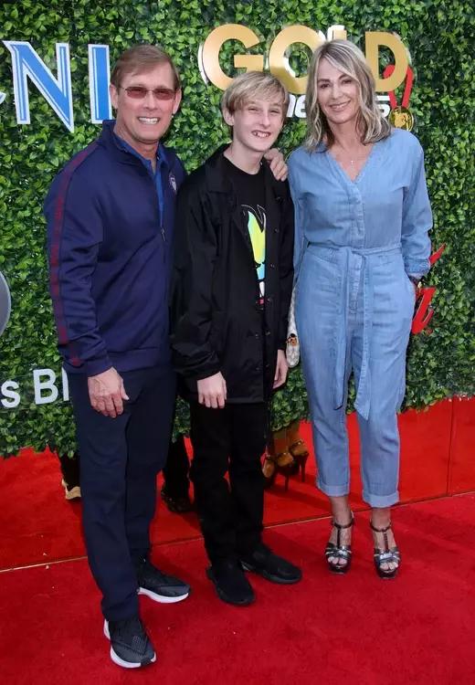 Cum arată acum Dylan, fiul Nadiei Comăneci | Tânărul s-a fotografiat alături de iubita sa şi de părinţi 837328