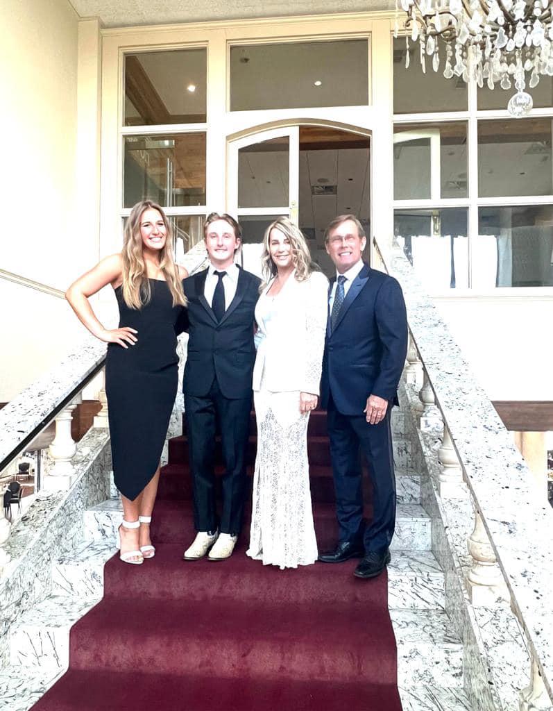 Cum arată acum Dylan, fiul Nadiei Comăneci | Tânărul s-a fotografiat alături de iubita sa şi de părinţi 837330