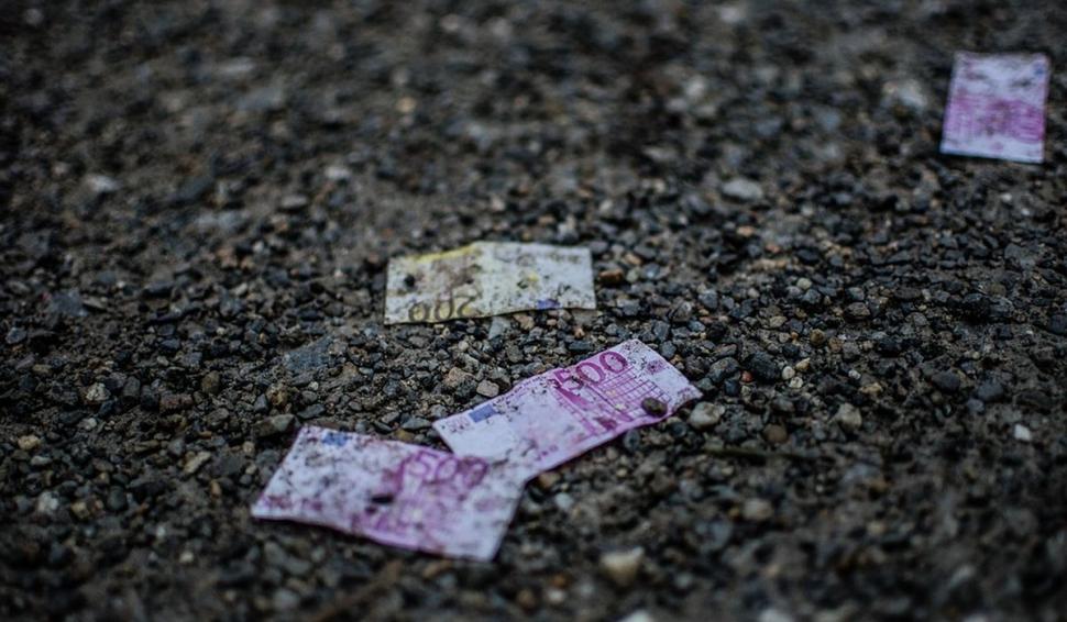 Metoda prin care românii pot păstra banii găsiţi pe stradă. Este lege! 837207