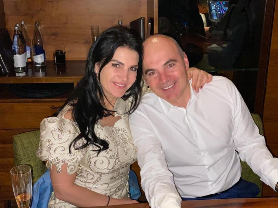 Recunoști băiețelul cu ochi mari și părul brun? Acum este una din cele mai cunoscute figuri din politica românească: "Aici sunt eu în prima zi de școală" 837268