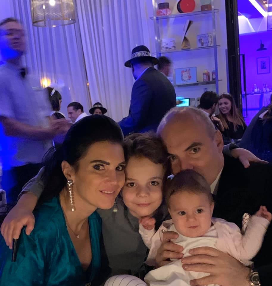 Recunoști băiețelul cu ochi mari și părul brun? Acum este una din cele mai cunoscute figuri din politica românească: "Aici sunt eu în prima zi de școală" 837269