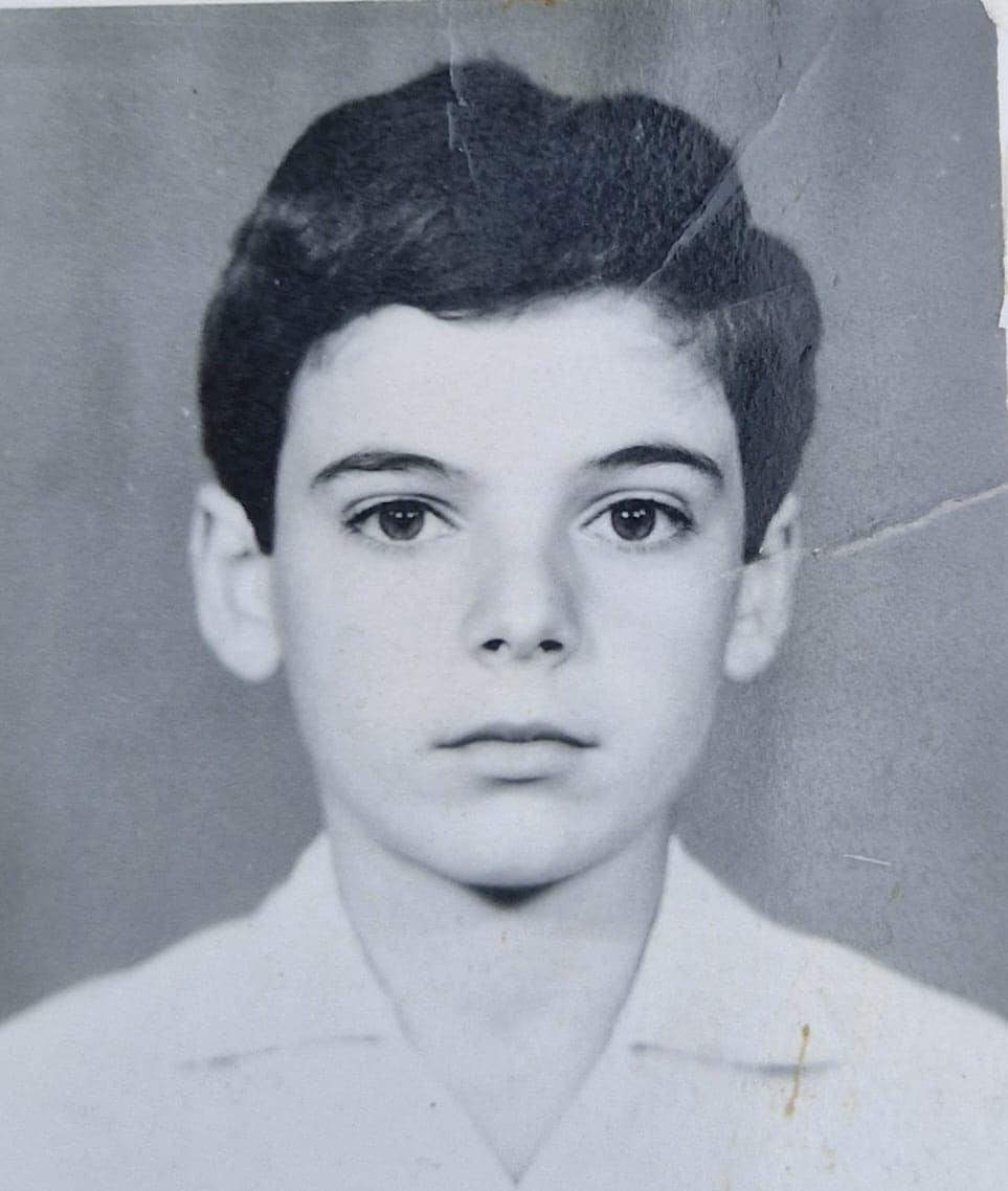 Recunoști băiețelul cu ochi mari și părul brun? Acum este una din cele mai cunoscute figuri din politica românească: "Aici sunt eu în prima zi de școală" 837270