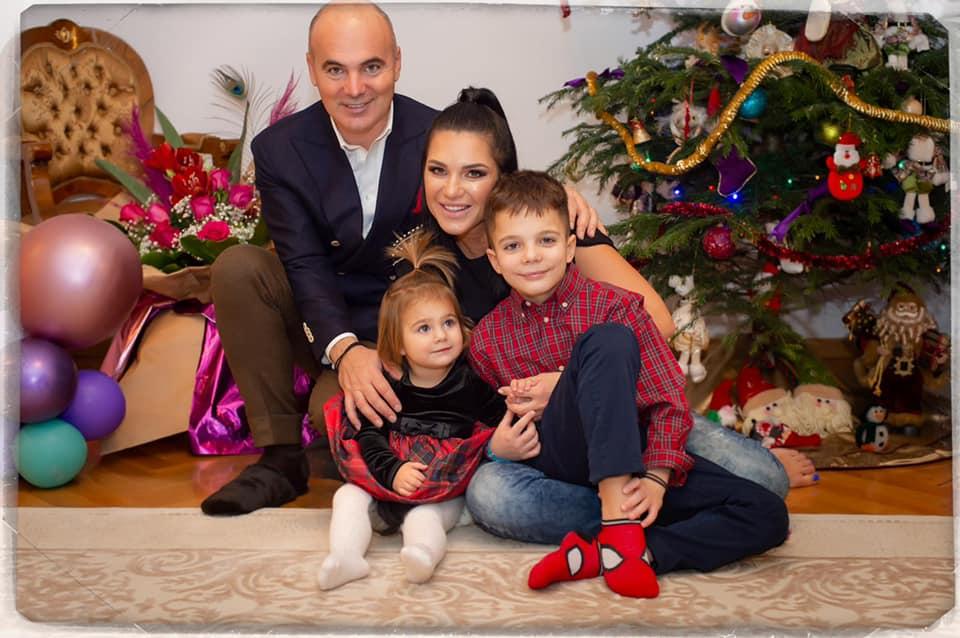 Recunoști băiețelul cu ochi mari și părul brun? Acum este una din cele mai cunoscute figuri din politica românească: "Aici sunt eu în prima zi de școală" 837272