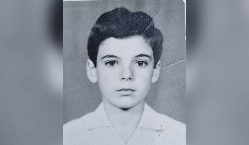 Recunoști băiețelul cu ochi mari și părul brun? Acum este una din cele mai cunoscute figuri din politica românească: "Aici sunt eu în prima zi de școală"