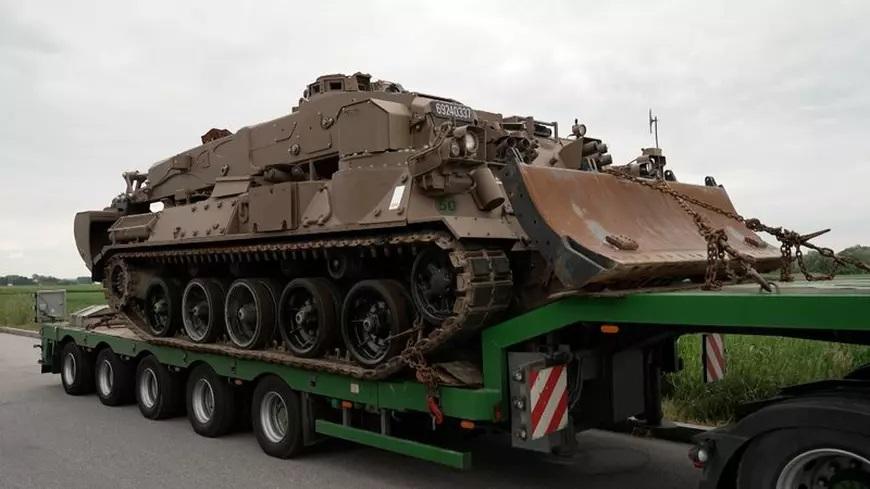 Un şofer român de TIR a fost prins de Poliţie în Germania când transporta un tanc deghizat în excavator 837369