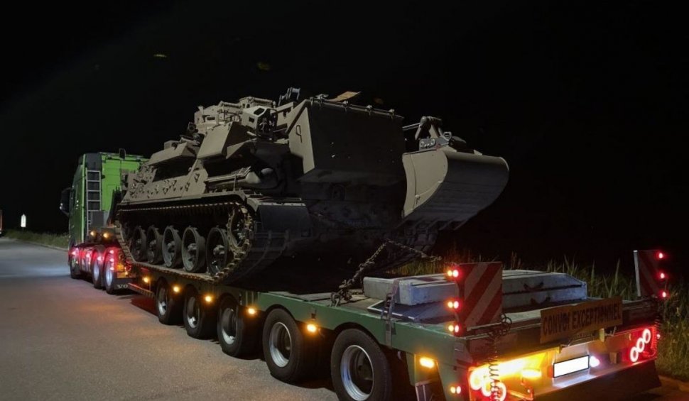 Un şofer român de TIR a fost prins de Poliţie în Germania când transporta un tanc deghizat în excavator