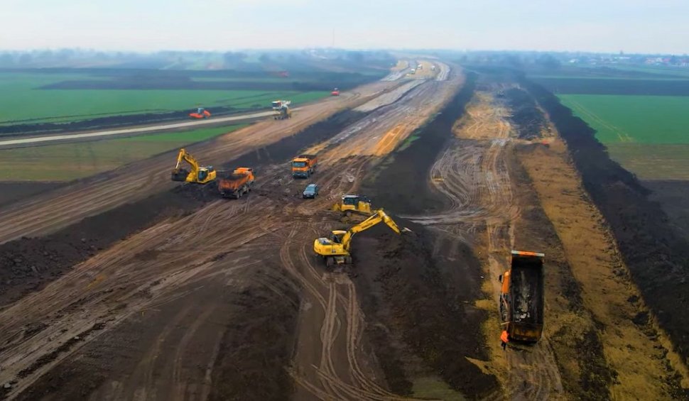Sute de muncitori cu peste 250 de utilaje lucrează la Autostrada Moldovei A7