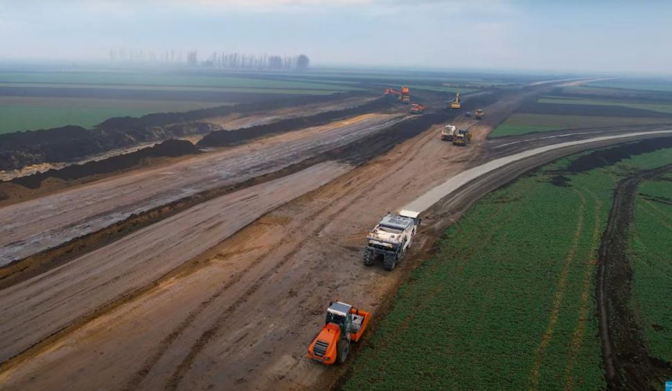 Sute de muncitori cu peste 250 de utilaje lucrează la Autostrada Moldovei A7 837377